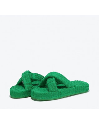 Comfortable and trendy women's slippers with cross straps in winter